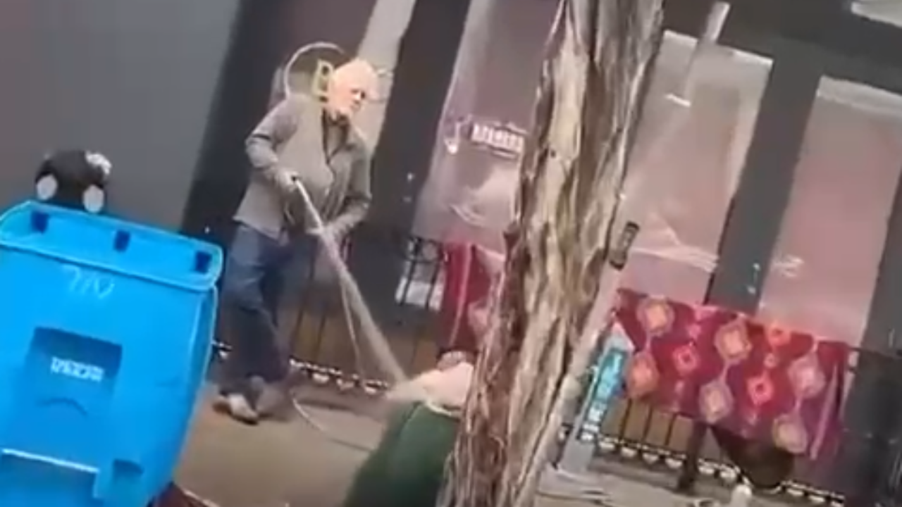 Homem usa mangueira para molhar mulher em situação de rua: veja vídeo