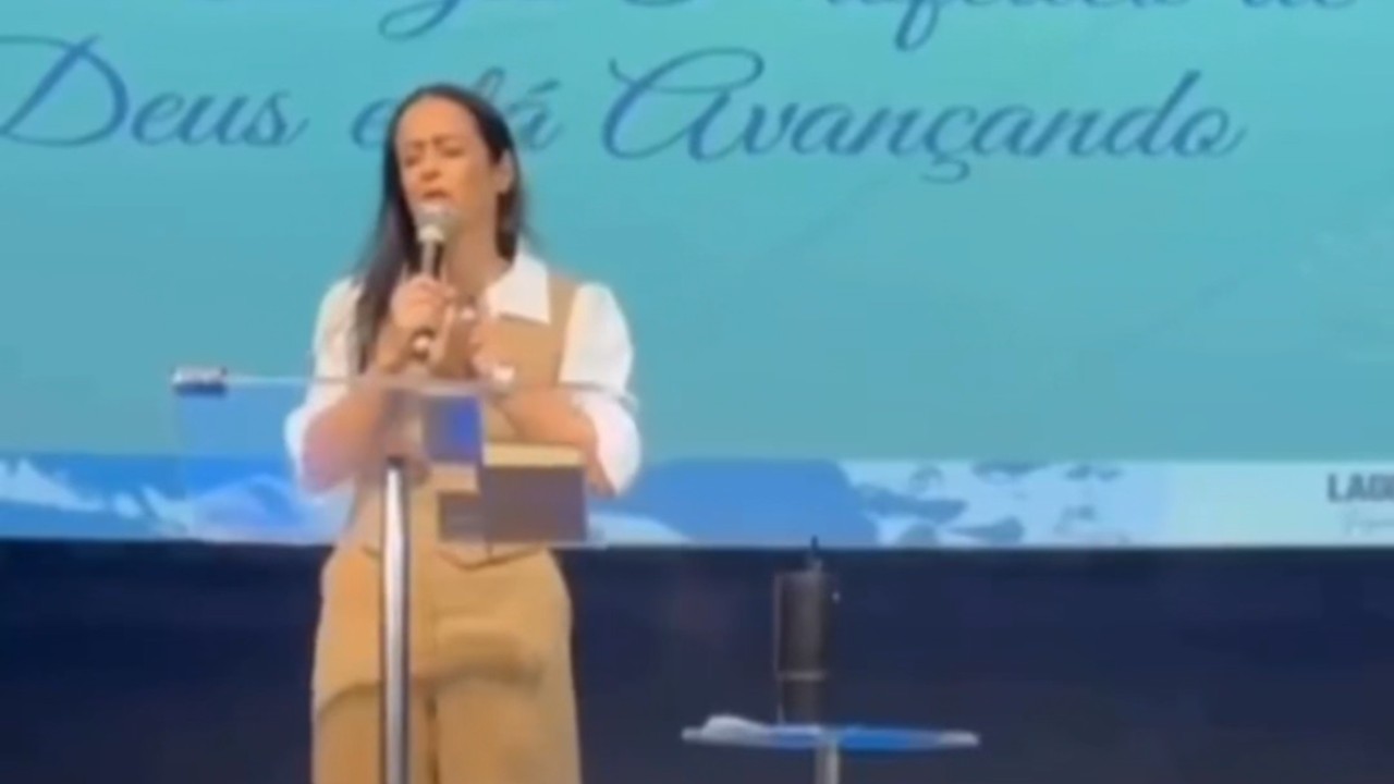 Vídeo: Pastora simula desmaio durante pregação e causa desespero em fiéis