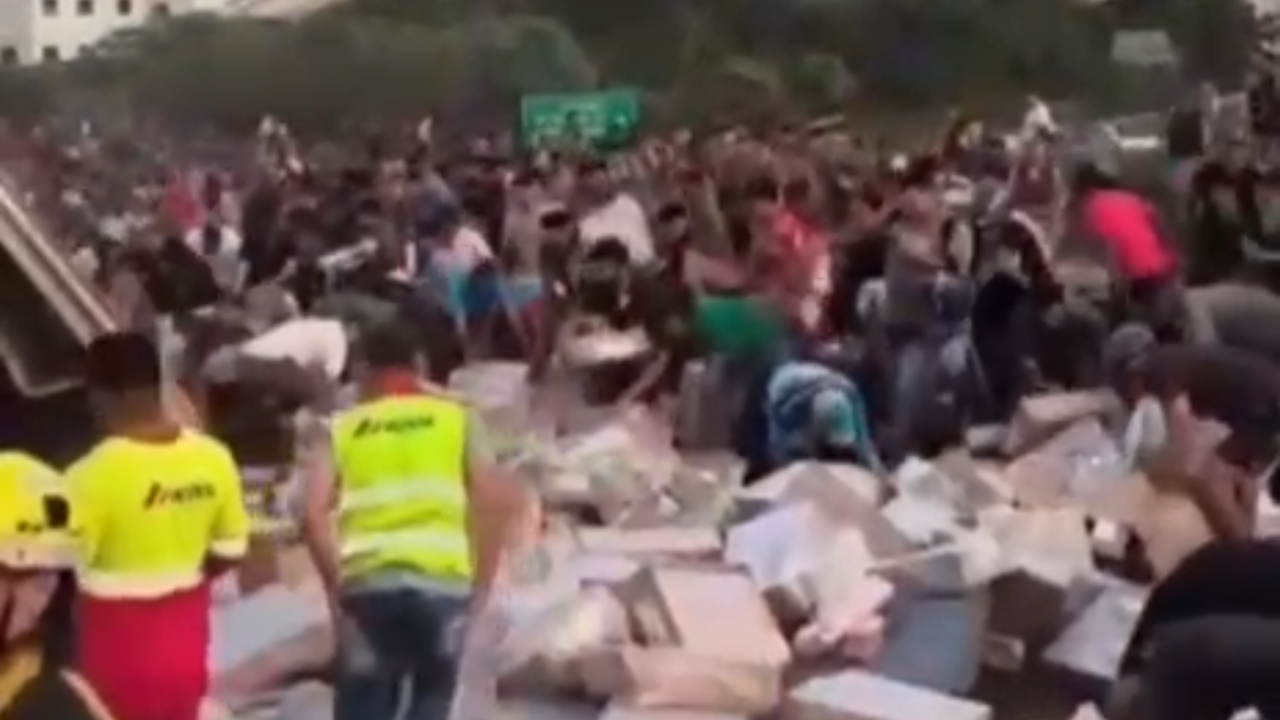 Carreta tomba e populares saqueiam carga de carnes congeladas; assista ao vídeo