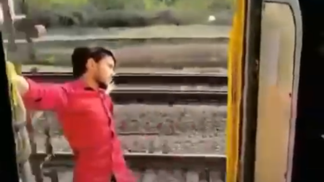 Jovem cai do trem ao gravar vídeo e sobrevive após bater cabeça em poste