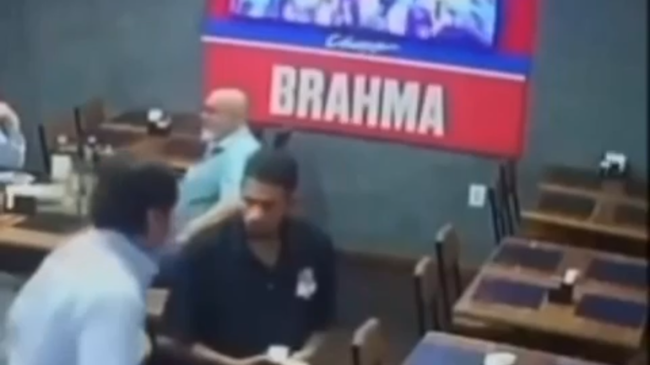 Cliente agride garçom em bar e é nocauteado na reação; veja vídeo