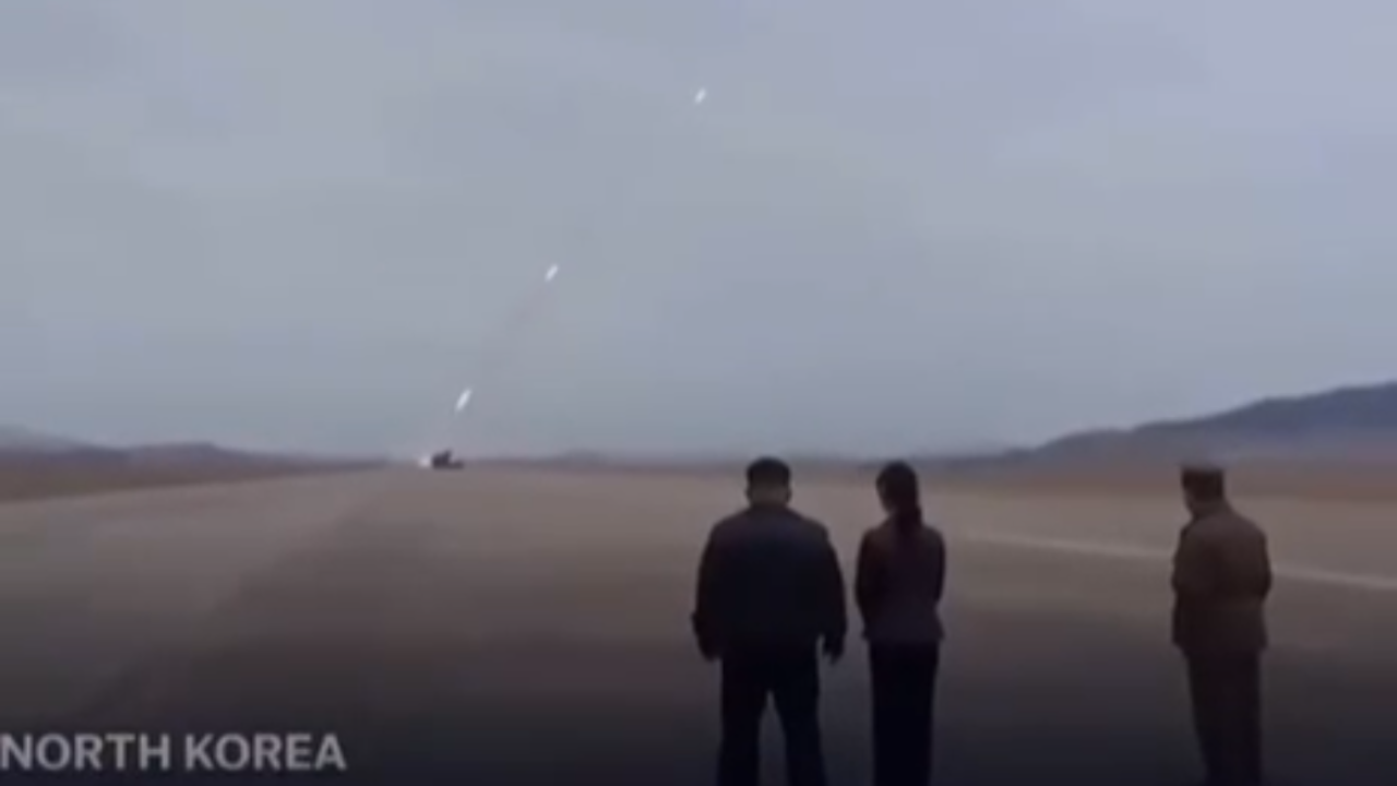 Líder da Coreia do Norte acompanha ao lado da filha teste de foguetes que atingem ilha; veja vídeo