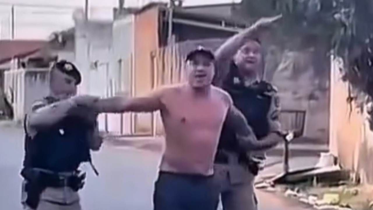 Prisão por violência doméstica termina em confusão e mulher desmaia após tentar morder policial; assista ao vídeo
