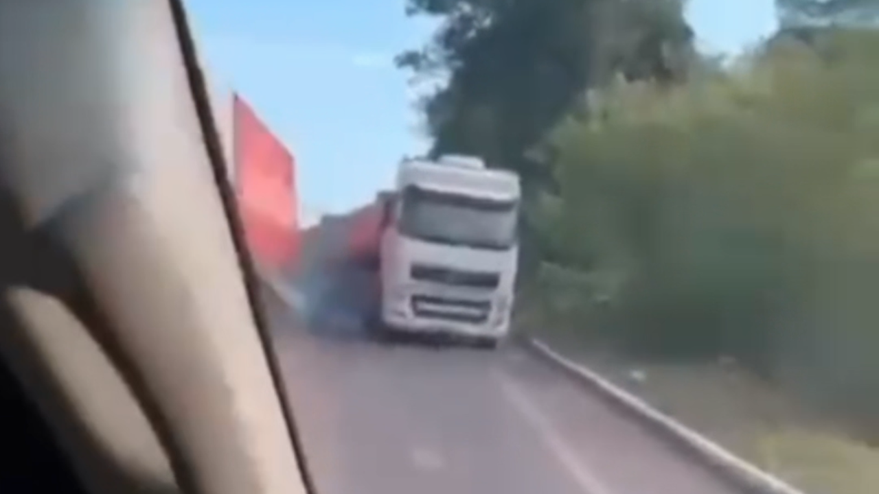 Carreta entra na contramão e quase atinge carro; veja vídeo