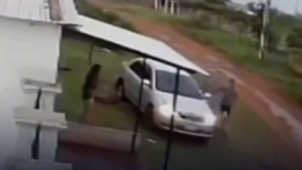 Homem atropela companheira durante discussão e continua agredindo-a; veja vídeo