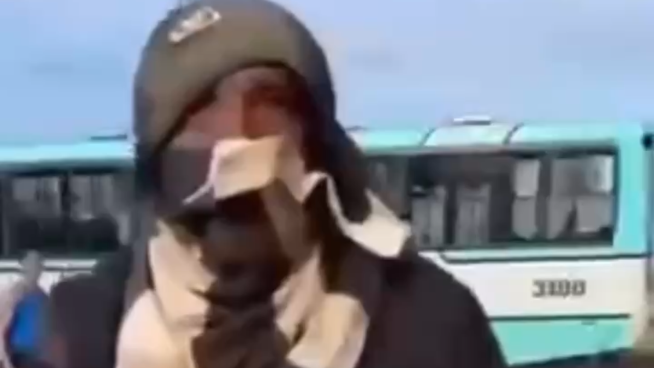 Vendedor ambulante é agredido por malabarista com facões em semáforo; veja vídeo