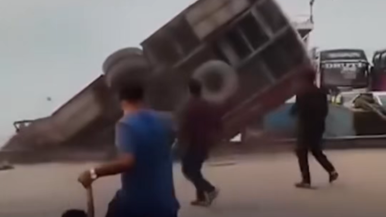 Vídeo: Ônibus cai em rio e deixa pelo menos 26 mortos após colisão com píer