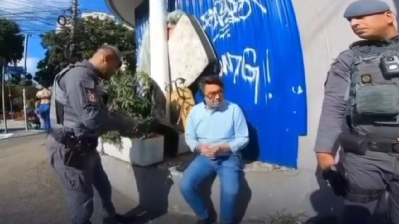 Vídeo: Parlamentar é flagrado a dirigir sem placas, com CNH vencida e recusa apresentar documentos em abordagem