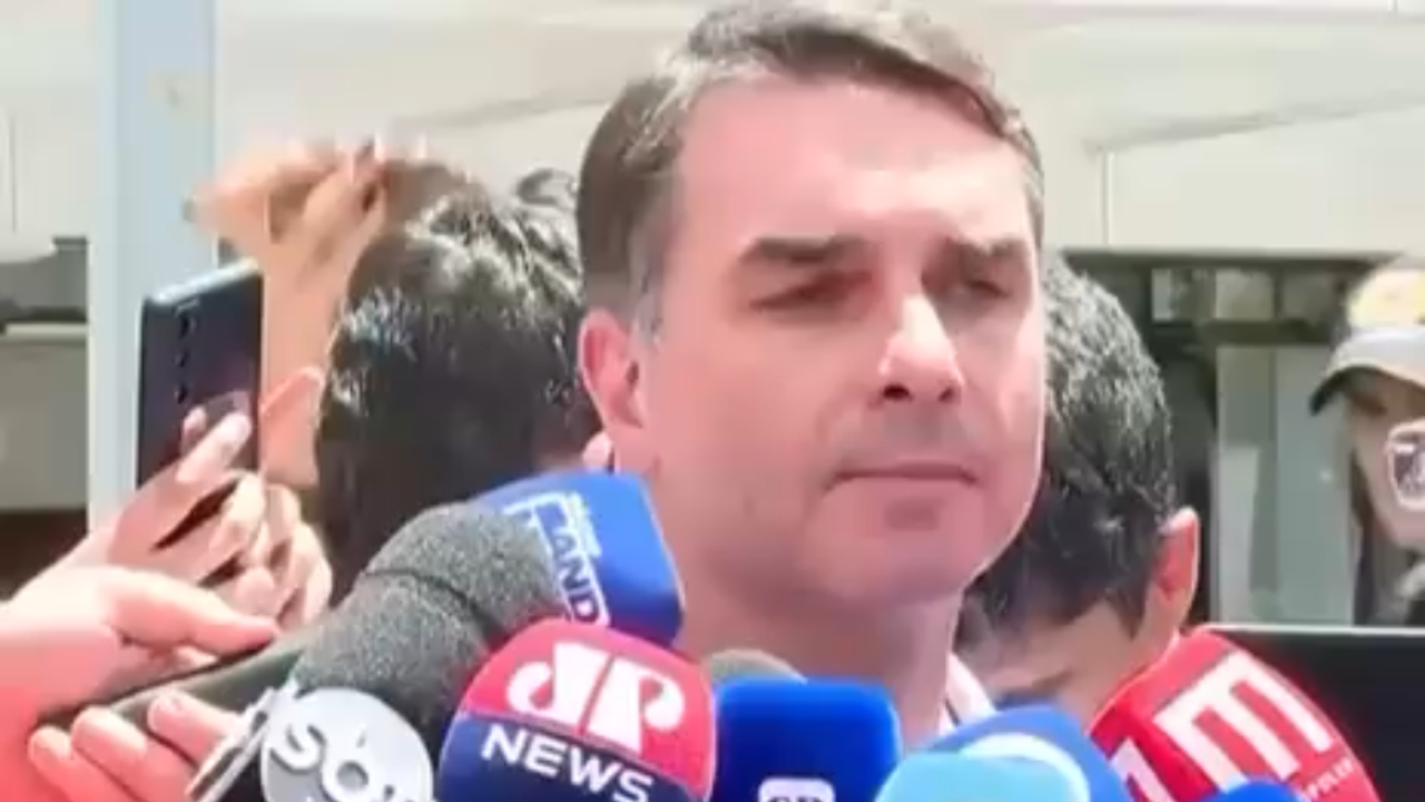 Flávio Bolsonaro diz que estão ‘brincando’ com a vida do ex-presidente