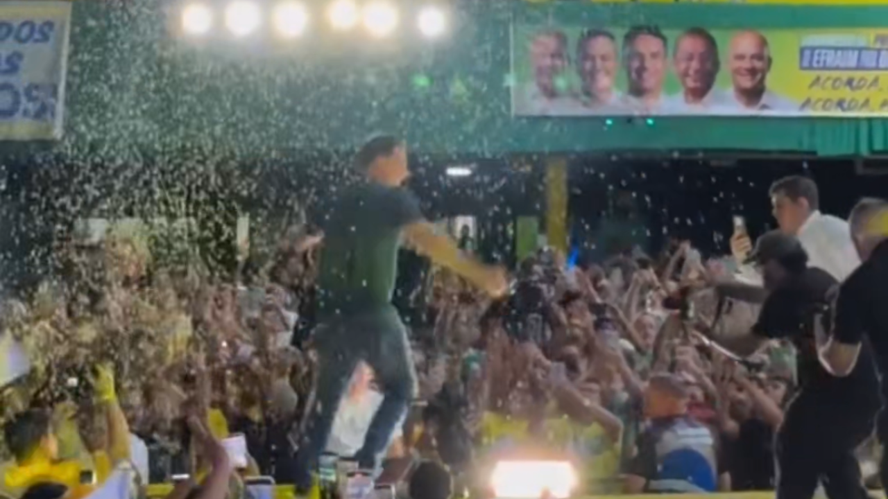 Flávio Bolsonaro dança durante filiação de senador; veja vídeo