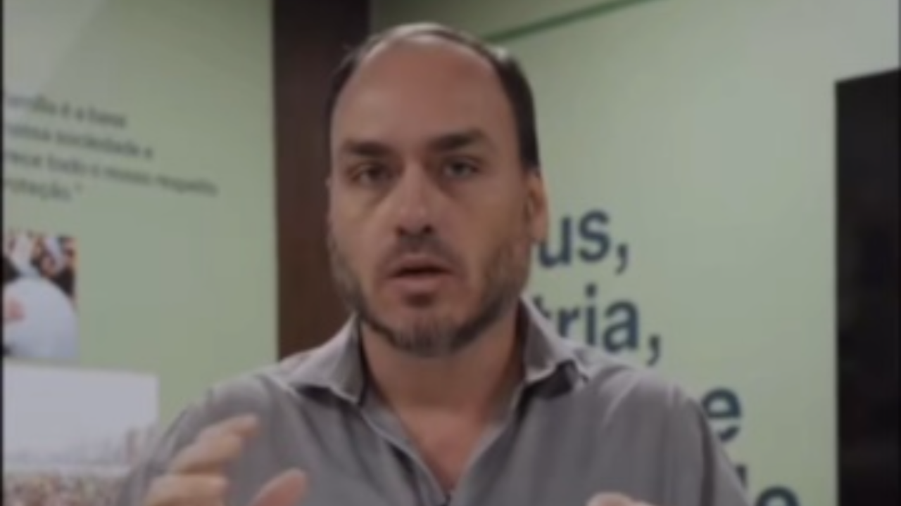 Carlos Bolsonaro comenta prisão domiciliar do pai: ‘Não podemos comemorar migalhas ditatoriais’; assista ao vídeo