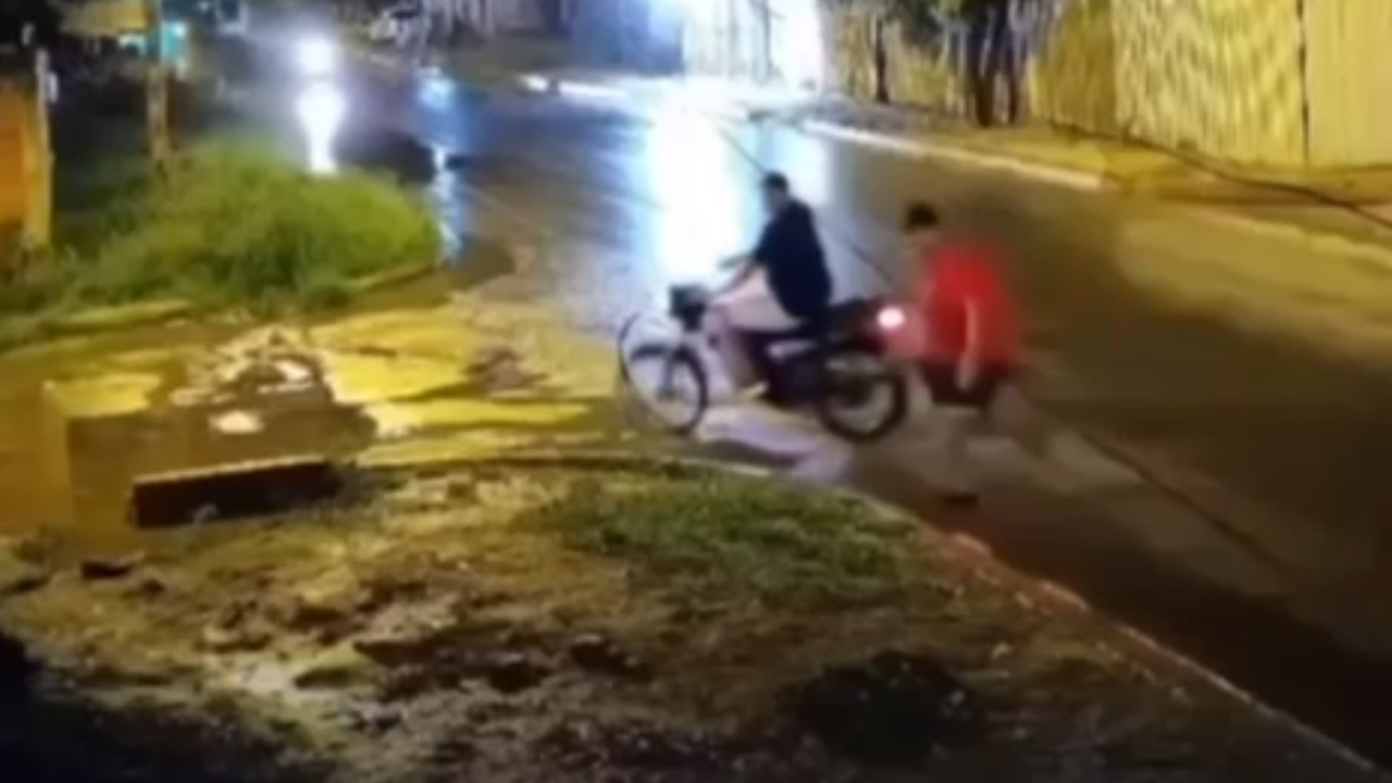 Câmeras flagram tentativa de homicídio com múltiplos disparos contra homem em via pública; veja vídeo