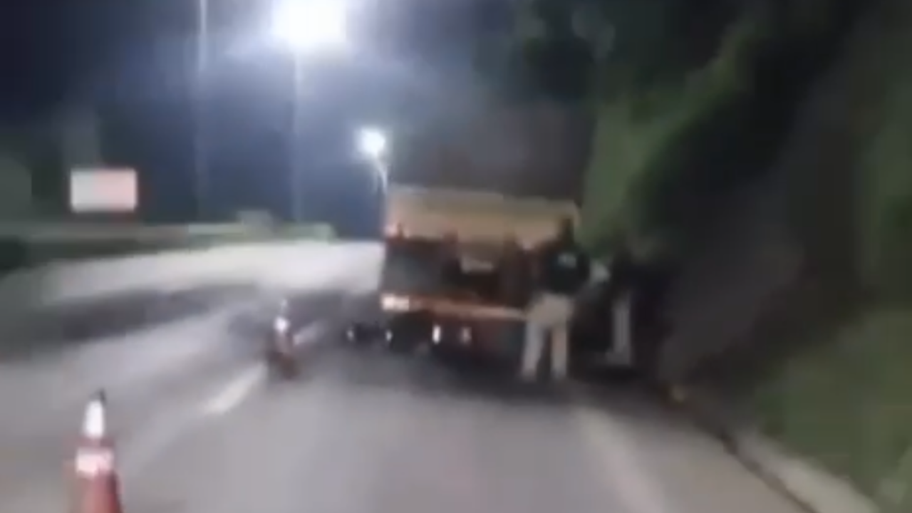 Vídeo: Motociclista morre após colidir em carreta parada na BR-153 em Goiânia