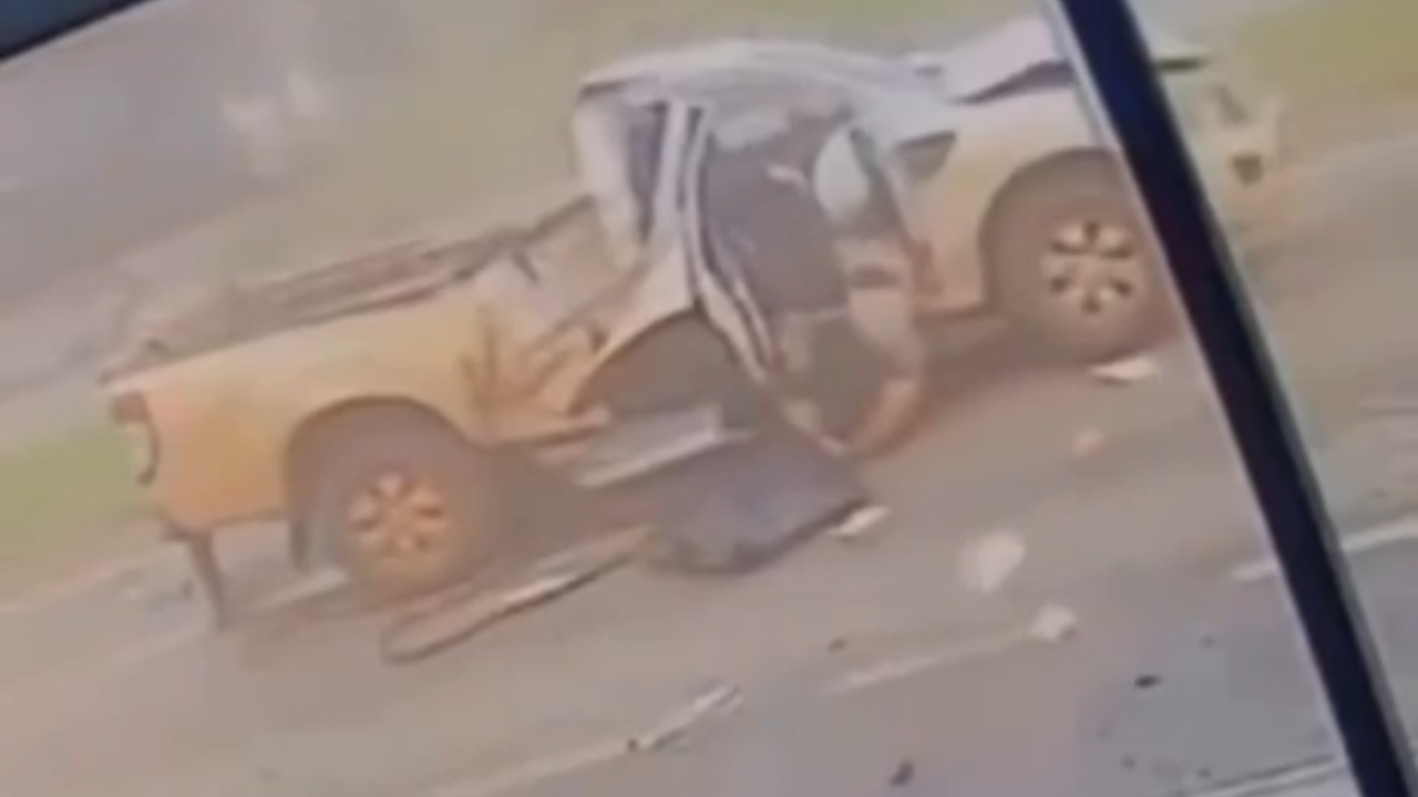 Vídeo: Motorista de 18 anos sofre fraturas após caminhonete bater em postes