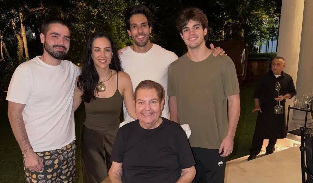 Faustão aparece em cadeira de rodas no aniversário da filha