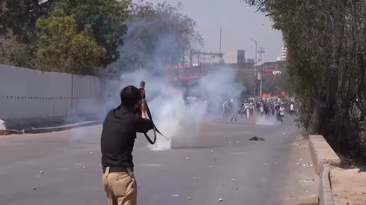 Fuzileiros americanos repelem ataque a consulado dos EUA em Karachi, no Paquistão