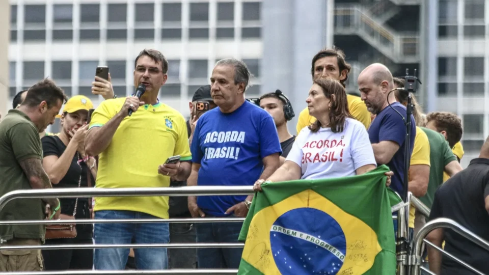 Ato na Paulista tem propaganda antecipada em favor de Flávio Bolsonaro