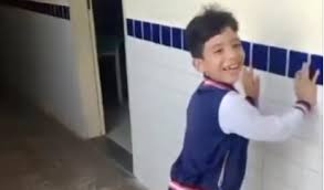 Garoto com paralisia cerebral deixa andador de lado e caminha sozinho pela escola em momento emocionante