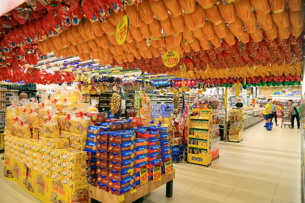 Páscoa 2026: cacau cai no campo, mas ovos de chocolate sobem até 26% nas prateleiras