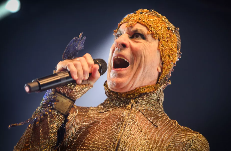 Ney Matogrosso bota bloco em show no Centro de Convenções da PUC