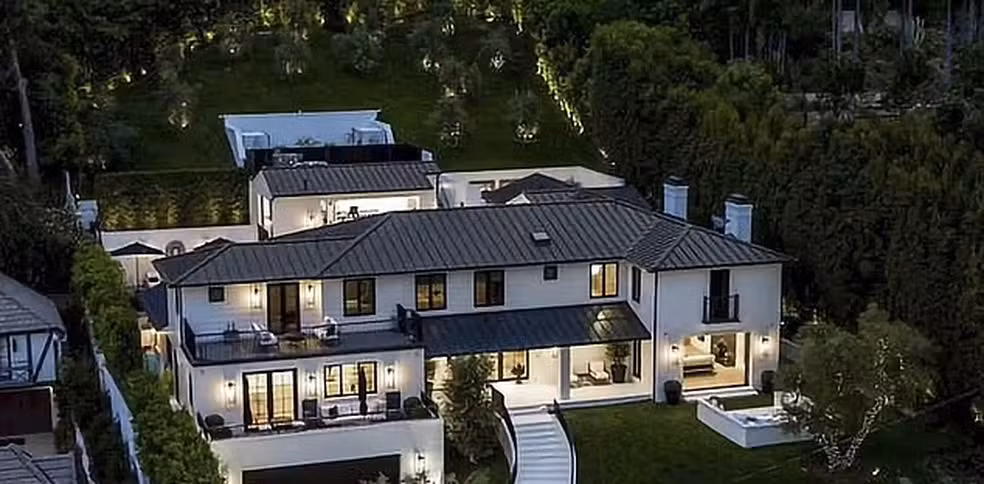 Mulher dispara tiros contra casa de Rihanna em Beverly Hills e é detida