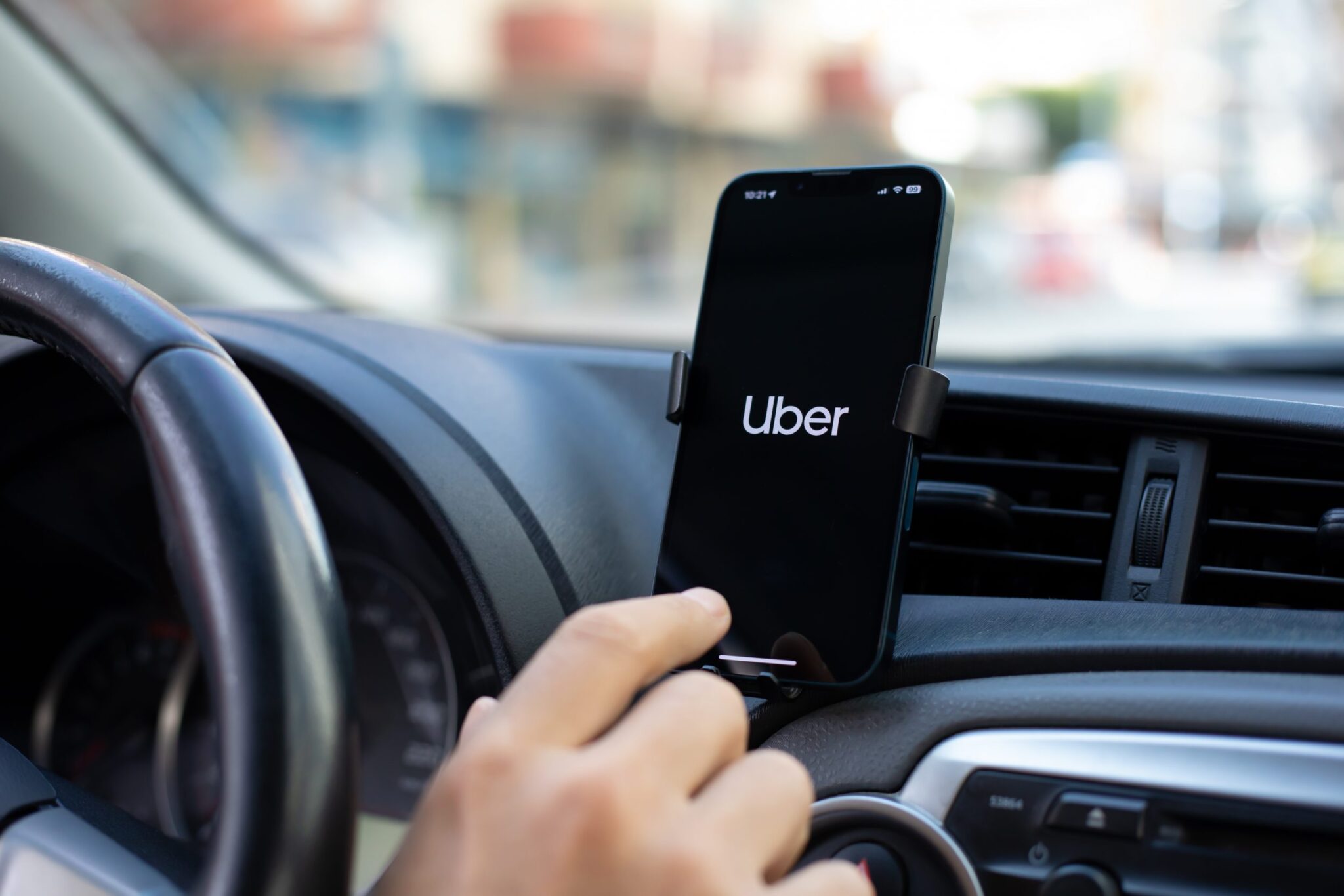 Uber lança função “Uber Mulher” em Goiânia para corridas apenas entre mulheres