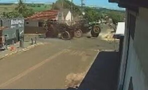 Máquinas agrícolas de grande porte se chocam e uma invade residência