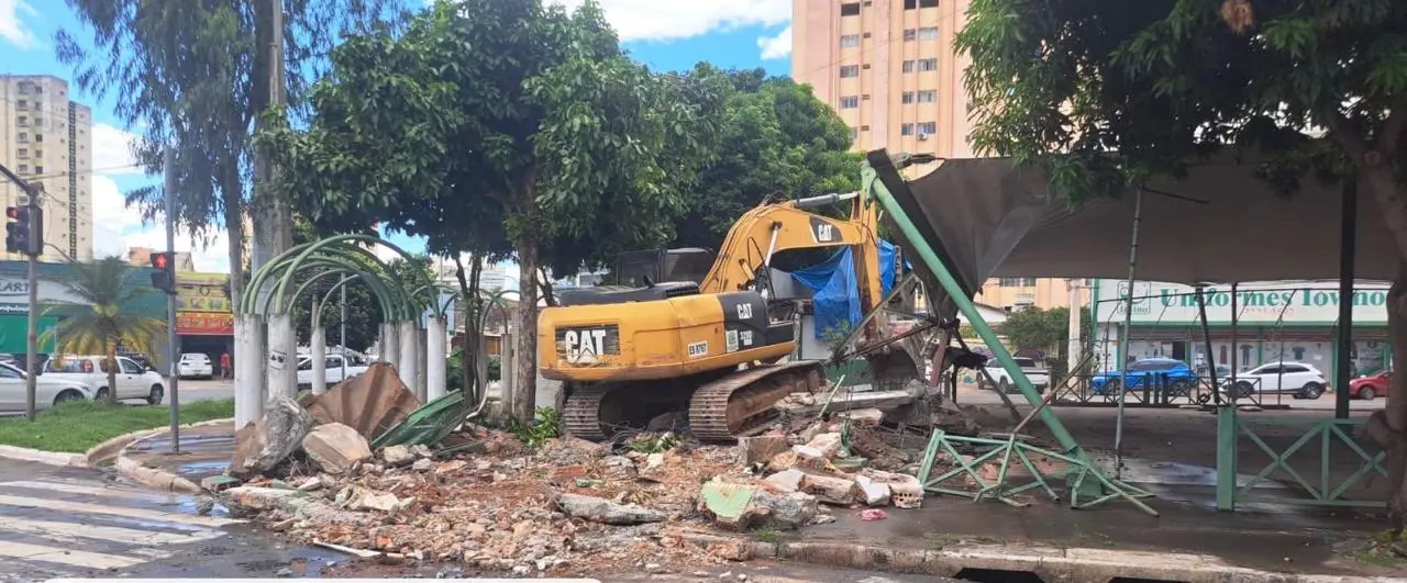 Prefeitura remove antigos banheiros usados como "mocós" no Centro de Goiânia