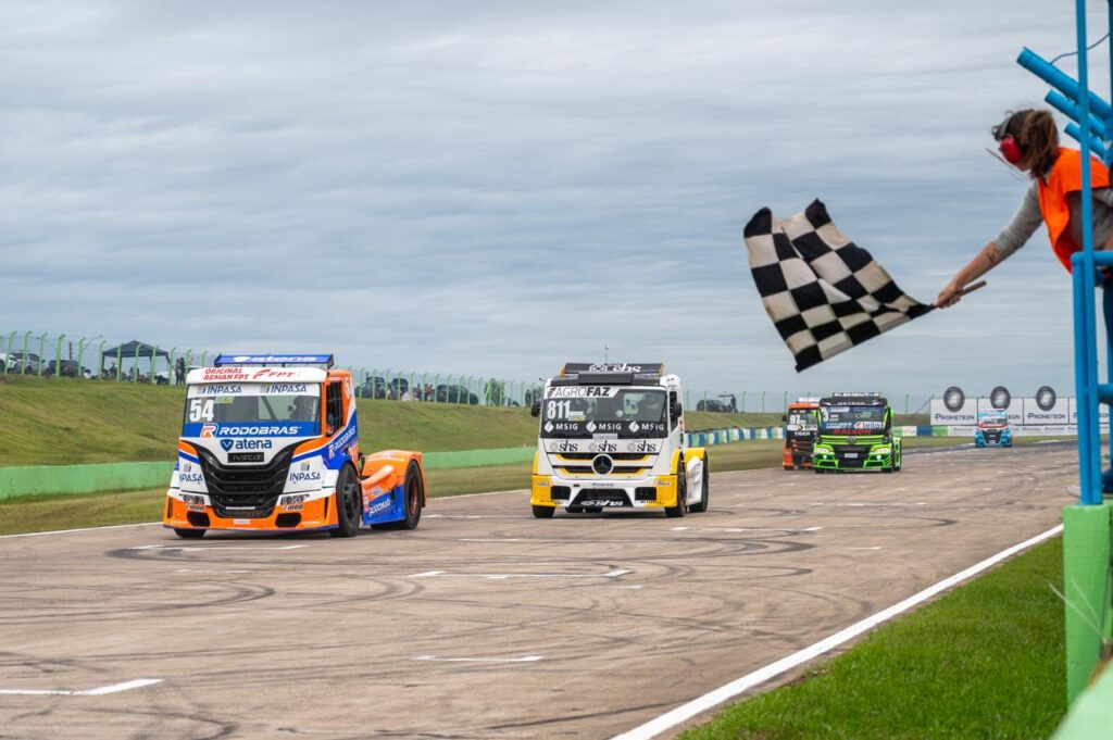 Diogo Moscato no pódio após vitória na Corrida 1 da Copa Truck Elite em Santa Cruz do Sul, ao lado do caminhão Iveco S-Way #54