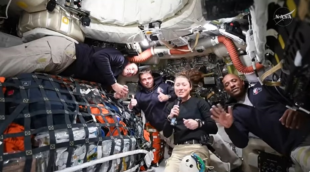 Astronautas da Artemis II se emocionam ao bater recorde de distância da Terra