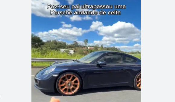 Influenciador ultrapassa Porsche com Celta, comemora vitória e pneu estoura em seguida