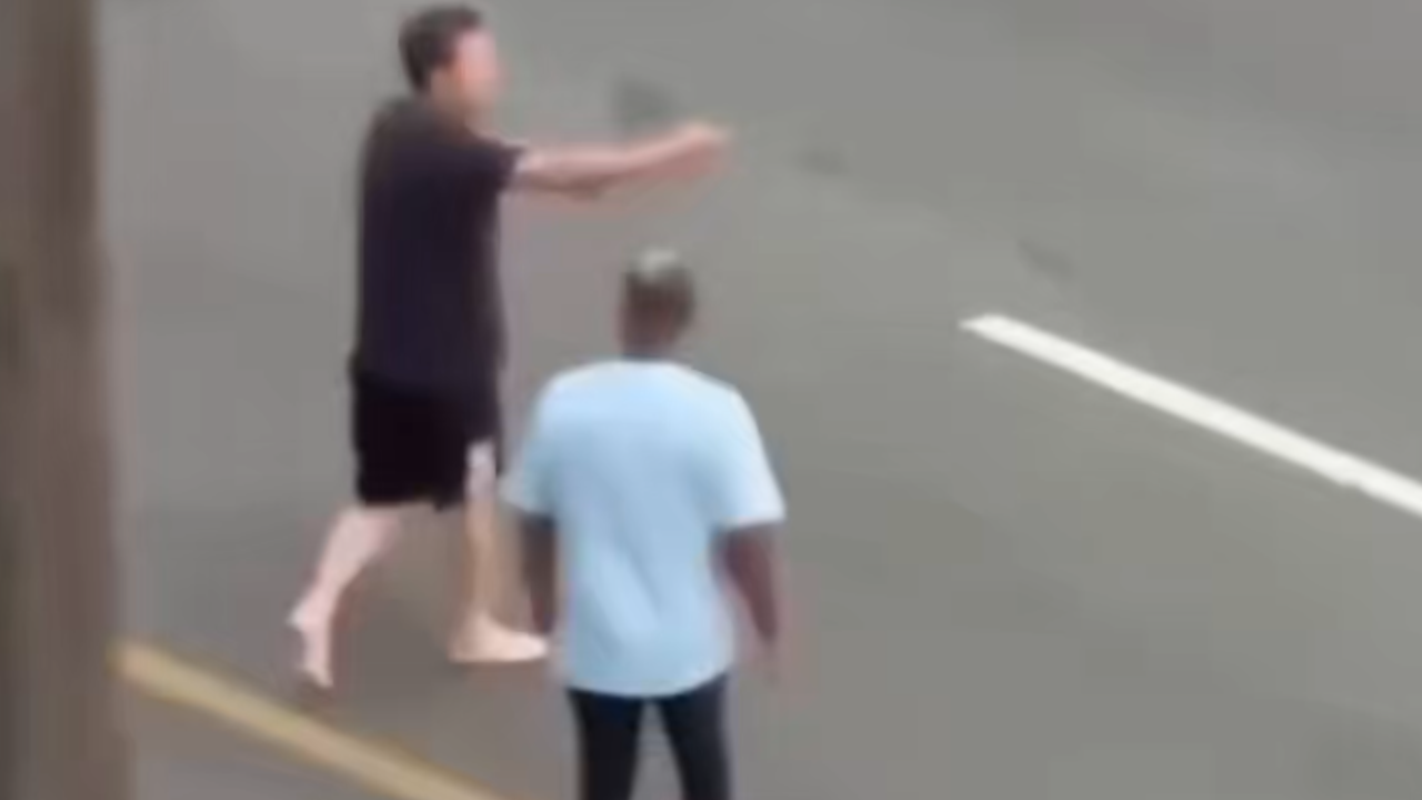 Vídeo: Briga generalizada termina com motorista de aplicativo agredido e carro danificado
