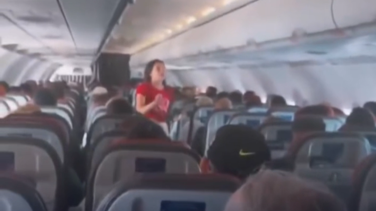 Vídeo: Menina ‘pastora mirim' prega dentro de avião e cita trechos bíblicos