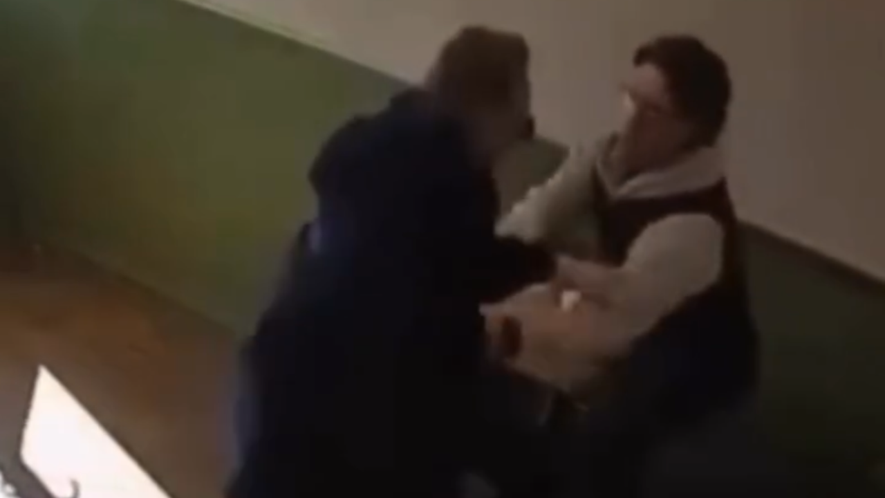Vídeo: Homem é preso após ataque com faca em cafeteria; duas pessoas ficam feridas