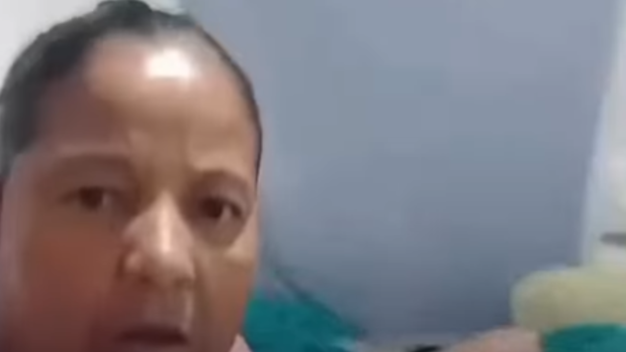 Vídeo: Mãe expulsa filha de casa após conflitos sobre tarefas domésticas