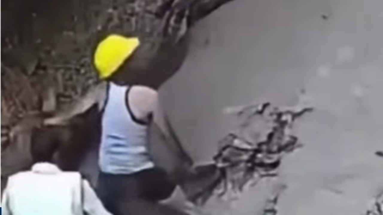 Vídeo: Trabalhador é soterrado em desabamento de vala durante obra