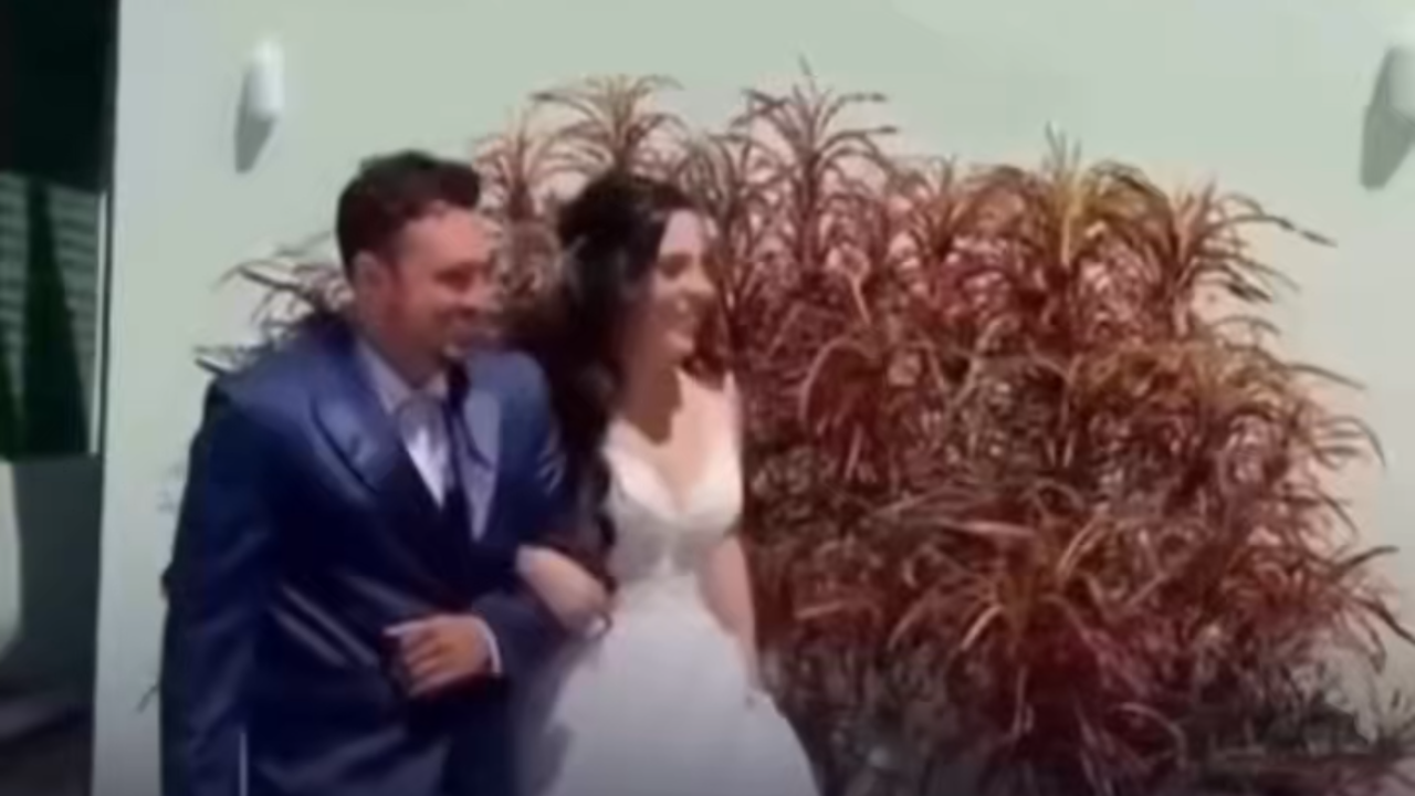 Sem pai no casamento, professora se veste de noiva e realiza sonho dele na santa casa; assista ao vídeo