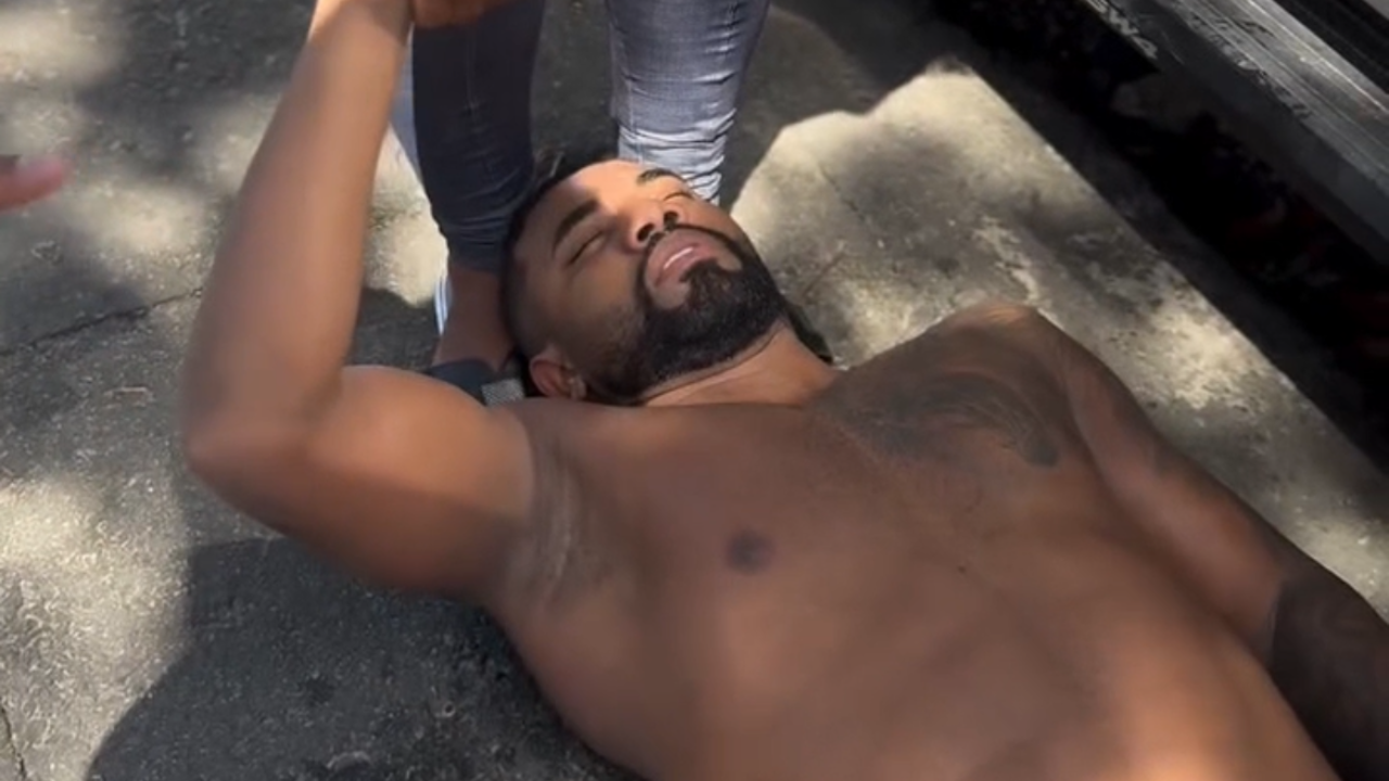 Davi Brito sofre forte crise de cãibra após treino e recebe massagem de apoio; veja vídeo