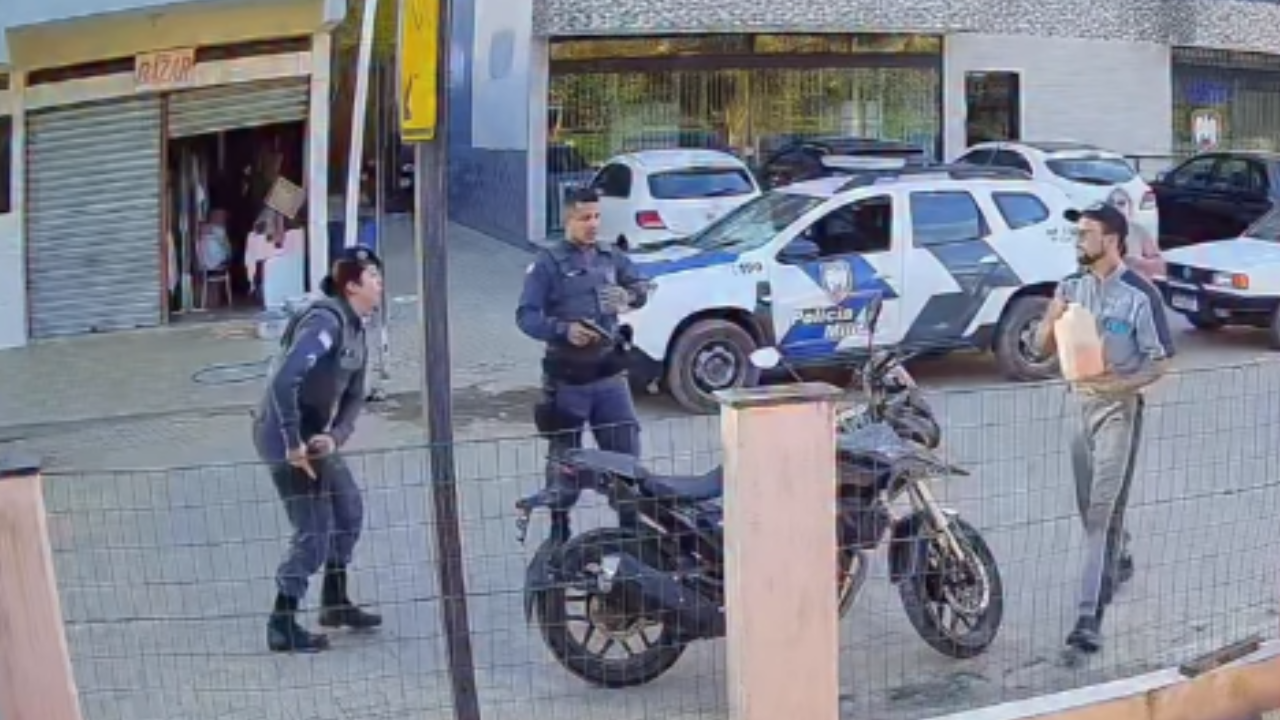 Vídeo: Homem provoca incêndio em moto e deixa mulher ferida em meio a abordagem policial