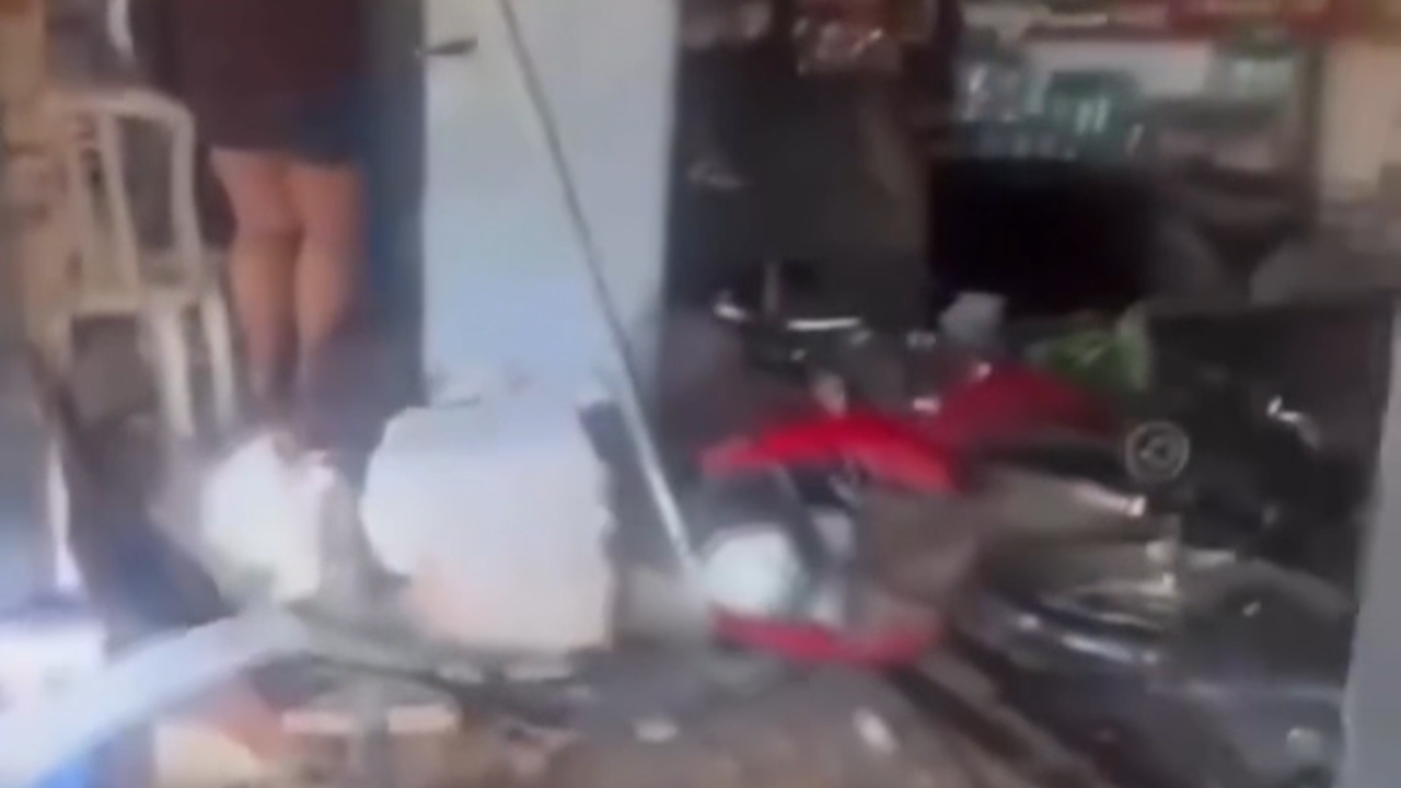 Carro invade distribuidora após colisão em cruzamento em Goiânia; veja vídeo