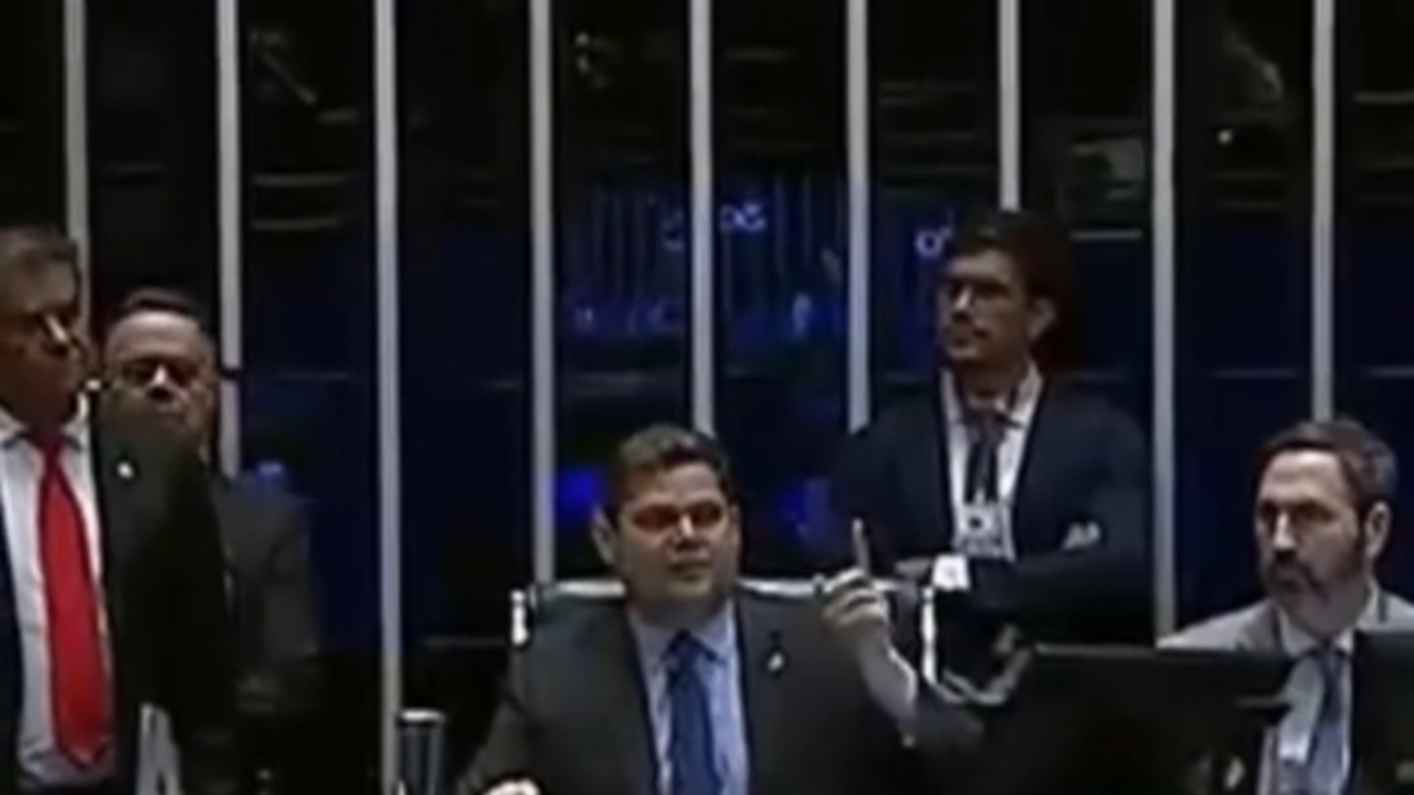 Vídeo: Wilder Morais falta a votação que derrota indicação de Jorge Messias ao STF