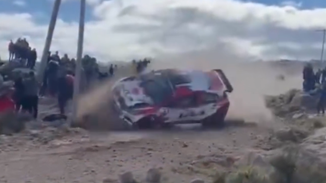 Carro de Rali perde controle em alta velocidade, capota e Mata espectador; veja vídeo