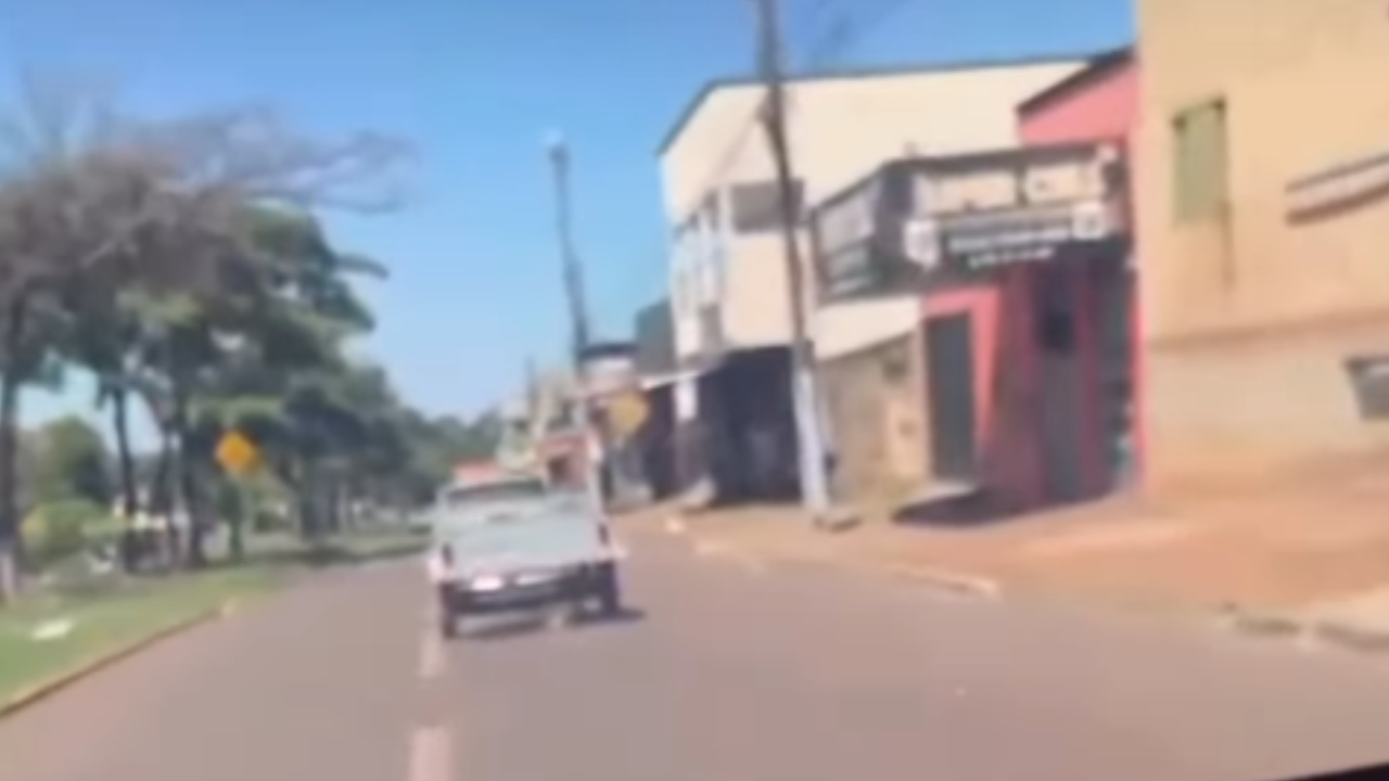 Cachorro é arrastado por carretinha e caso revolta moradores; veja vídeo