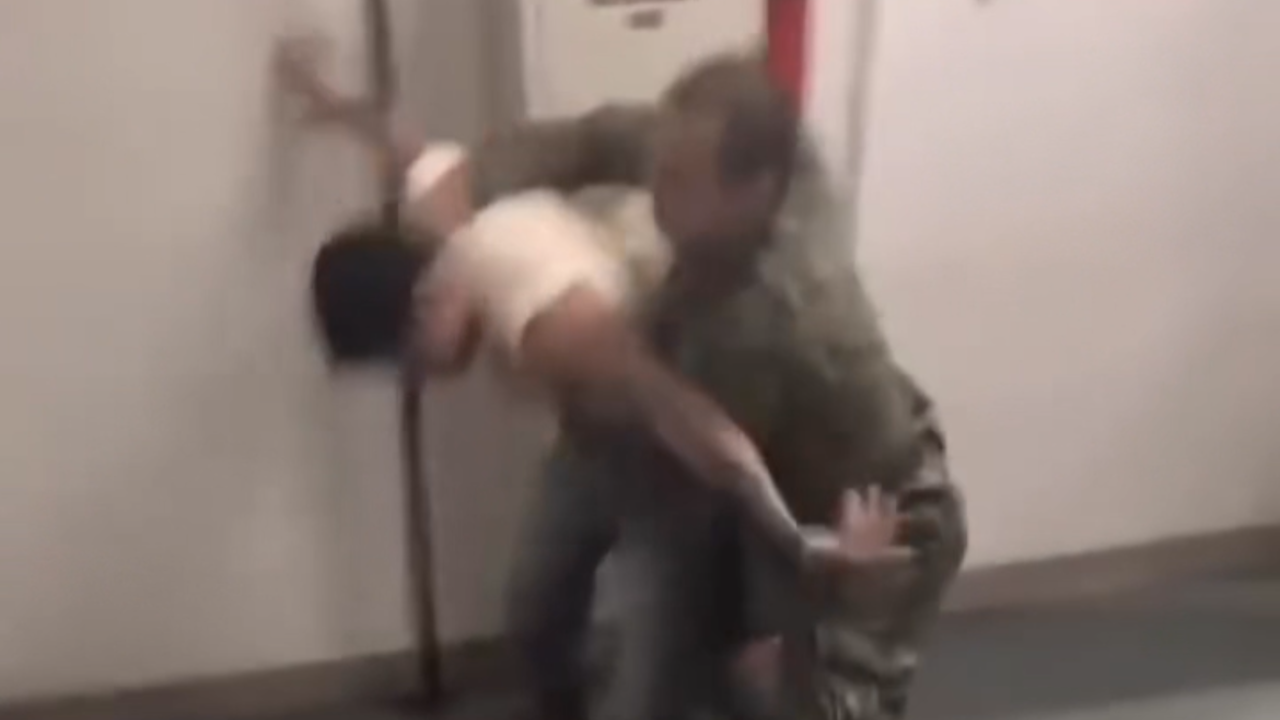 Vídeo: Briga entre militar e civil termina com agressão e camiseta rasgada