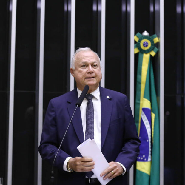 Relator vota pela admissibilidade da PEC 6×1, mas recomenda regra de transição e compensação