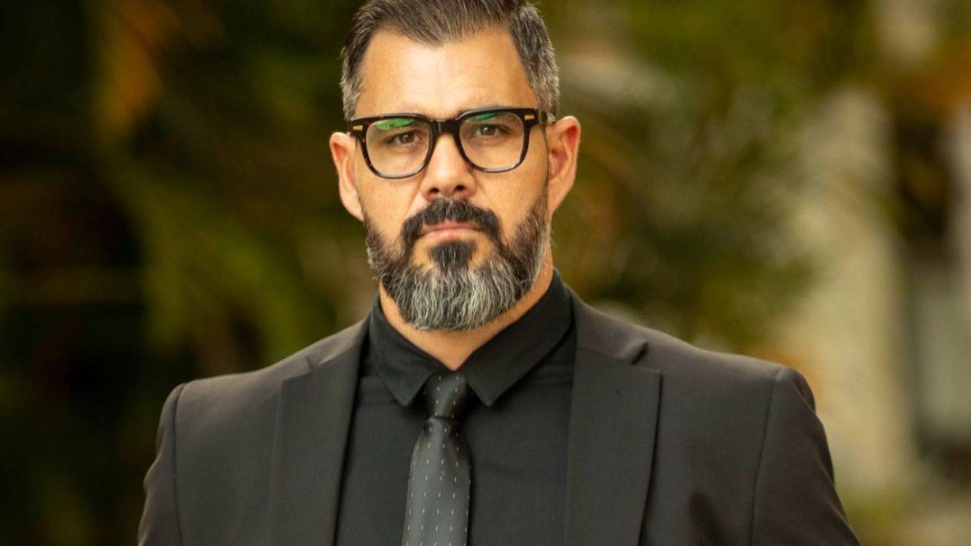 Juliano Cazarré é detonado por atrizes após criar "maior encontro de homens do Brasil"
