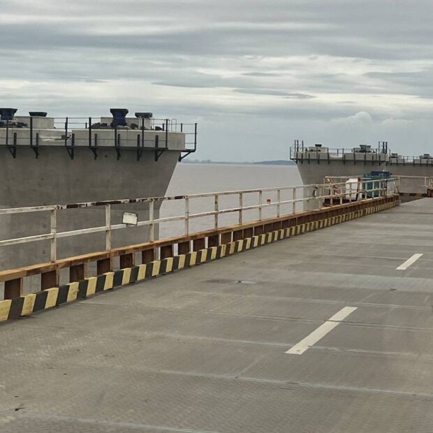 Navio com 800 toneladas de equipamentos parte para obra na Bahia