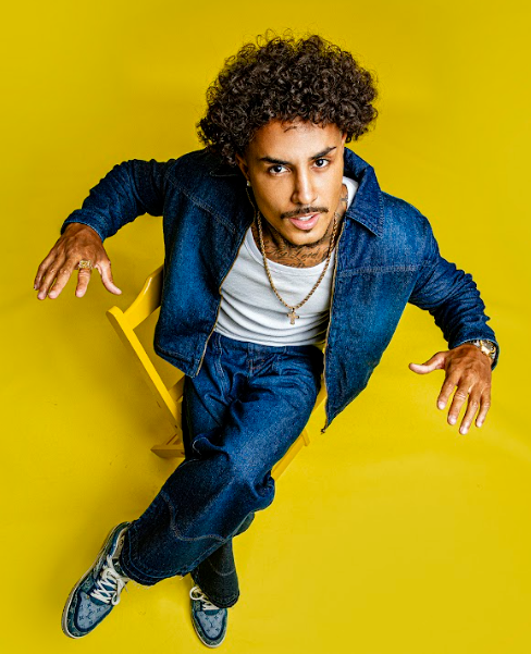 MC Livinho consolida trajetória no funk e amplia presença na música e no mercado publicitário