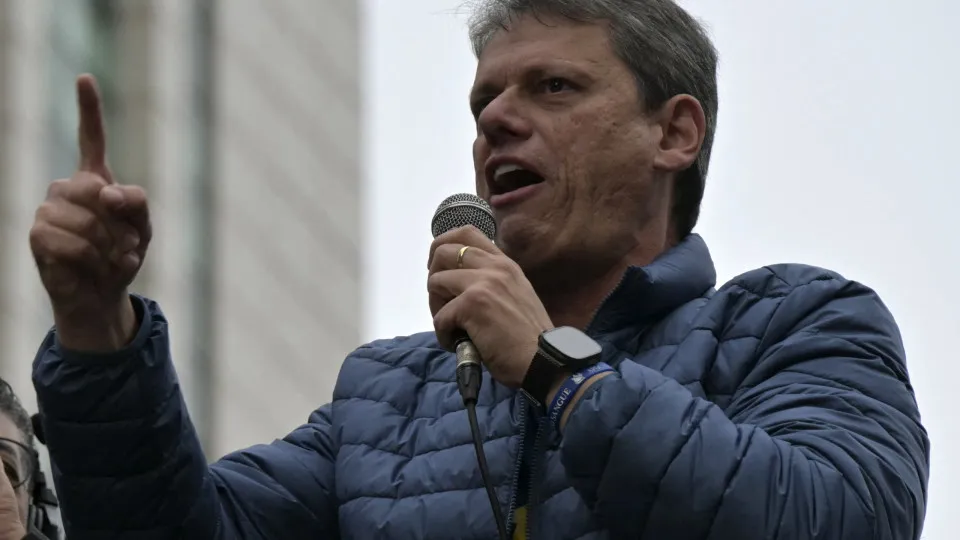 Tarcísio lidera Haddad em todos os cenários para governo de SP, diz Quaest