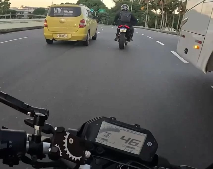 Motociclista registra o próprio acidente após ação brusca de carro envolvido